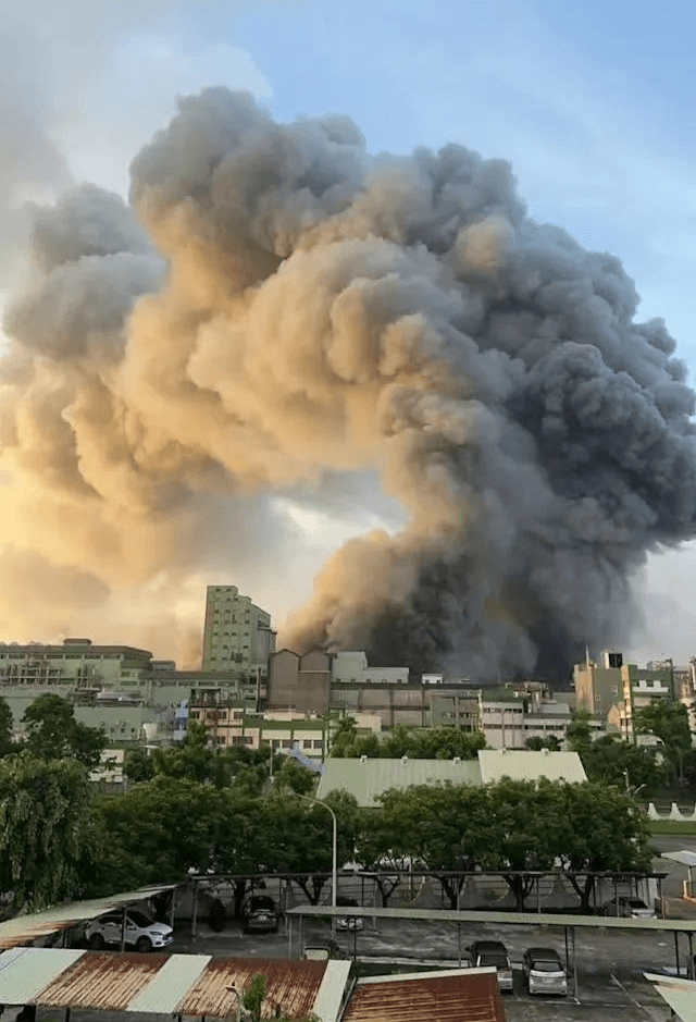 一场本可避免的火灾，敲响了工厂充电安全的警钟。